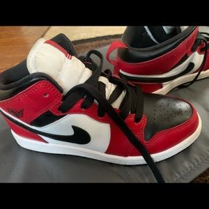 Air Jordan 1 Mid Chicago bulls toe